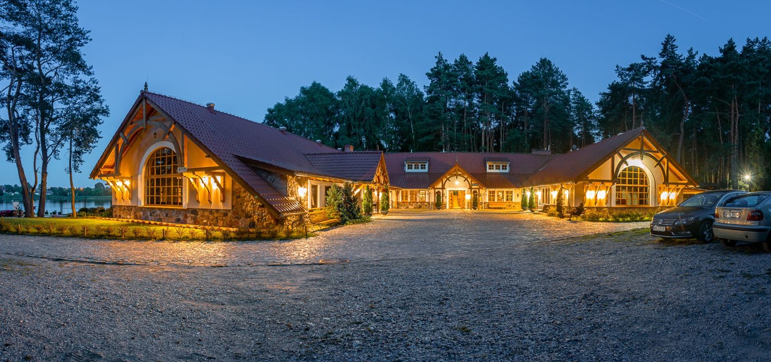 Ośrodek Hartek o zmierzchu nad jeziorem